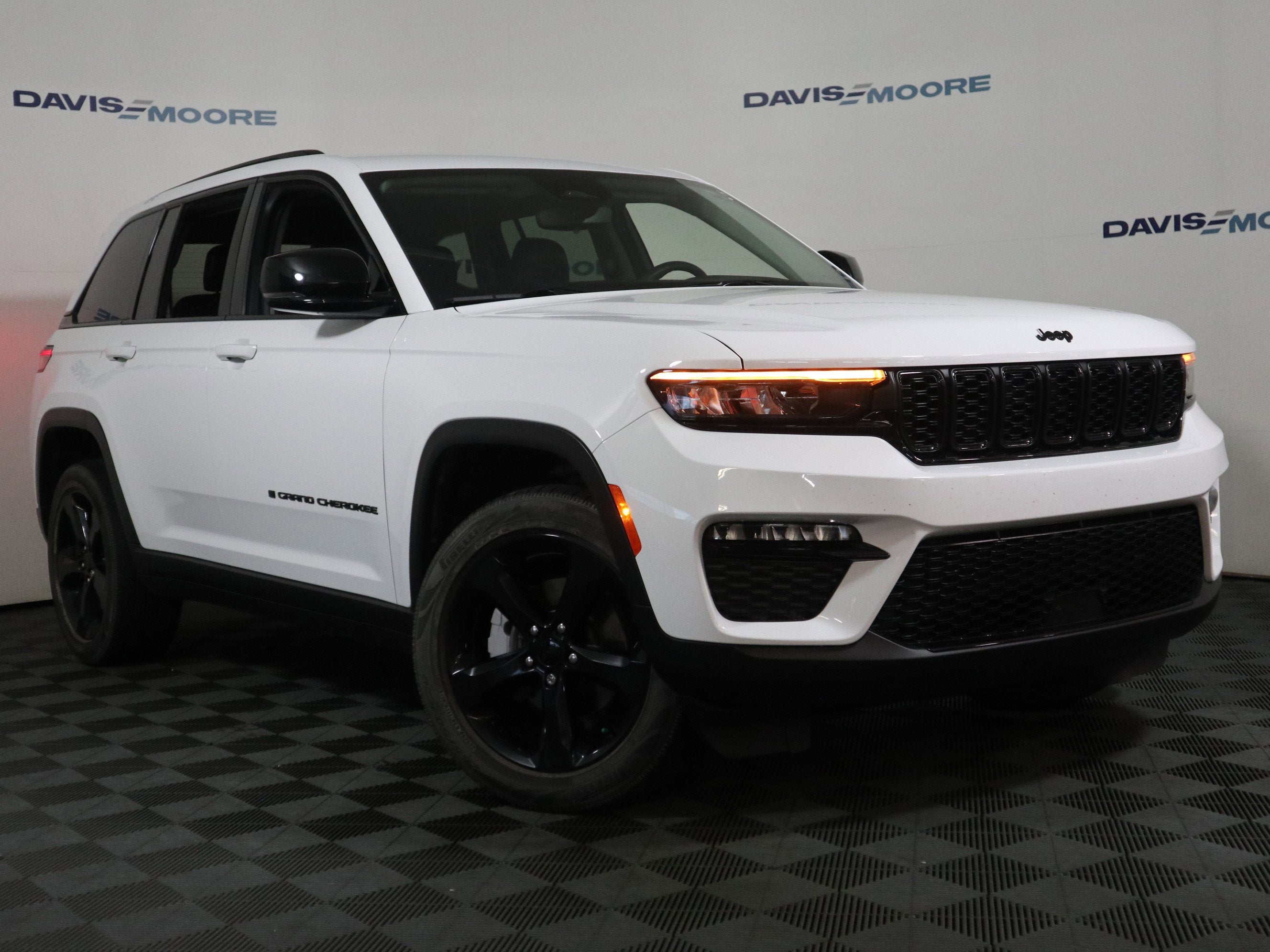 2023 Jeep Grand Cherokee — side profile view