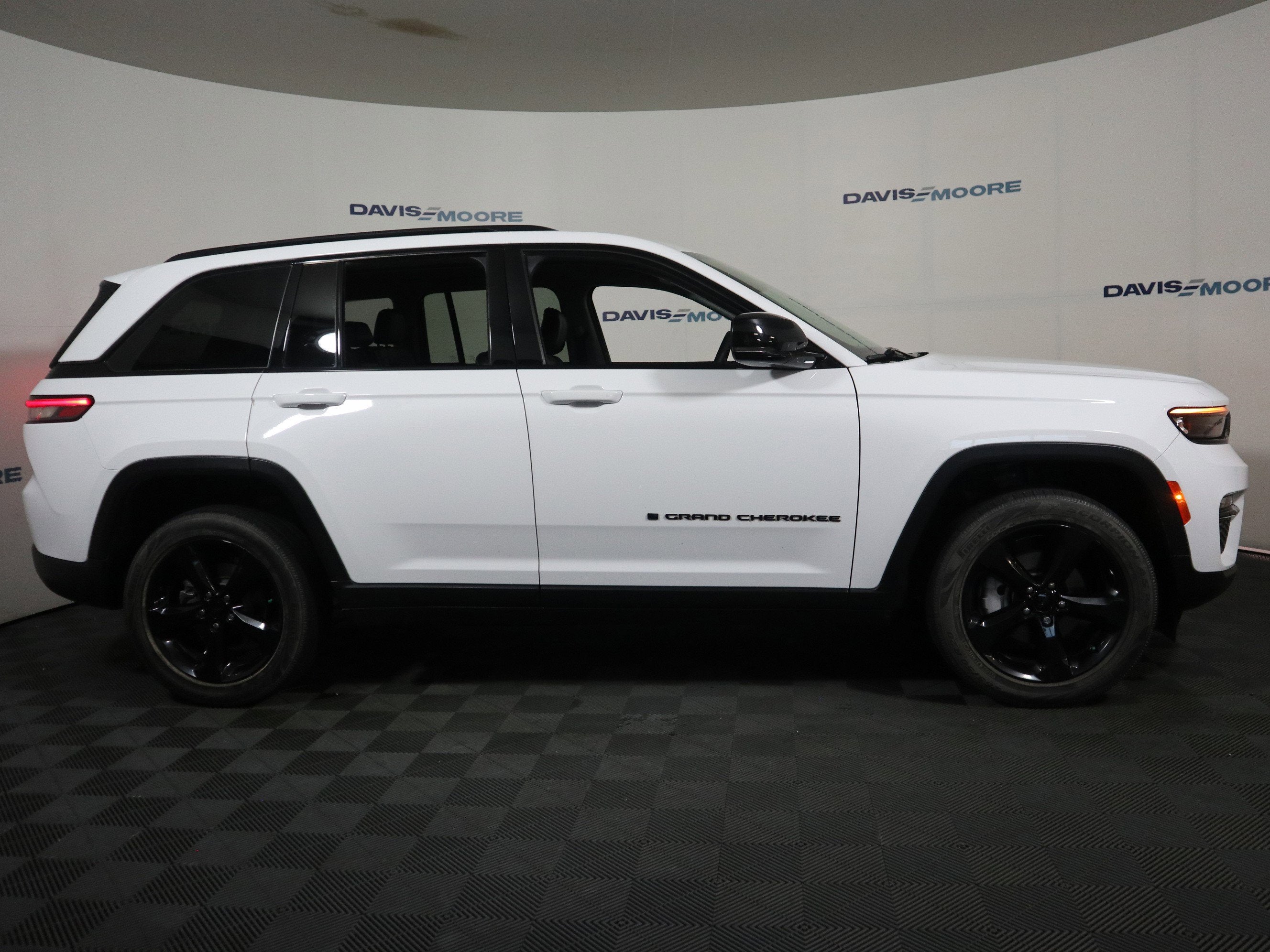2023 Jeep Grand Cherokee — interior view