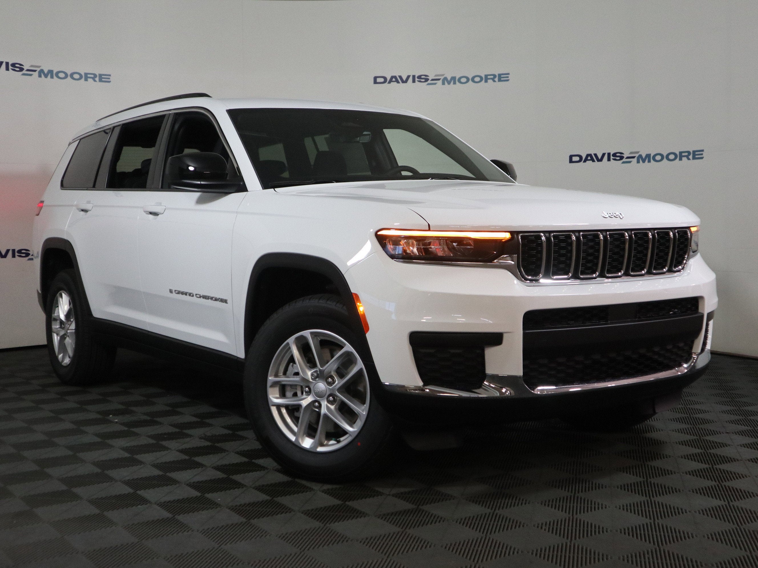 2025 Jeep Grand Cherokee L — side profile view