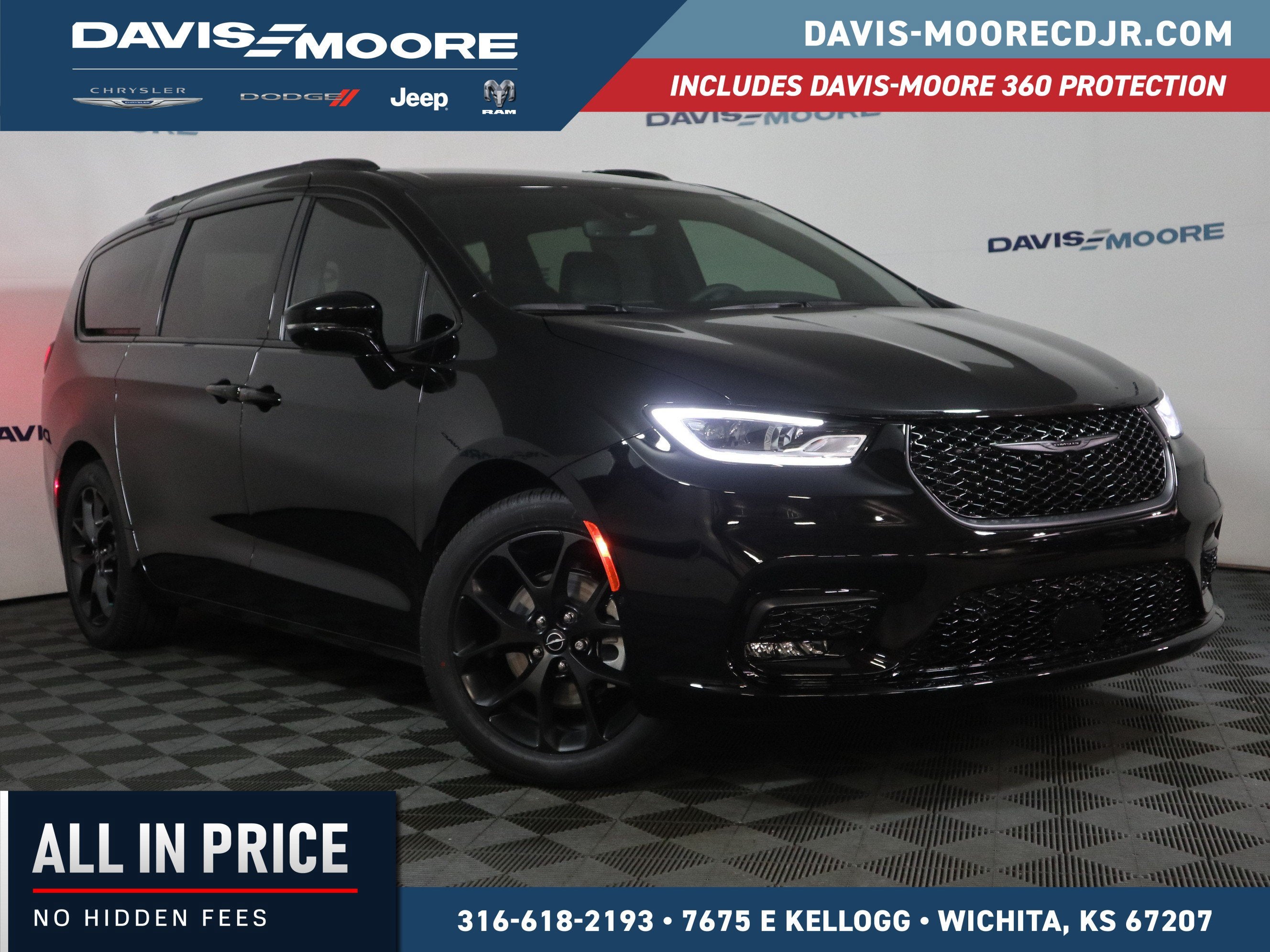 2026 Chrysler Pacifica Select in Diamond Black Crystal Pearl-Coat Exterior Paint — front three-quarter view